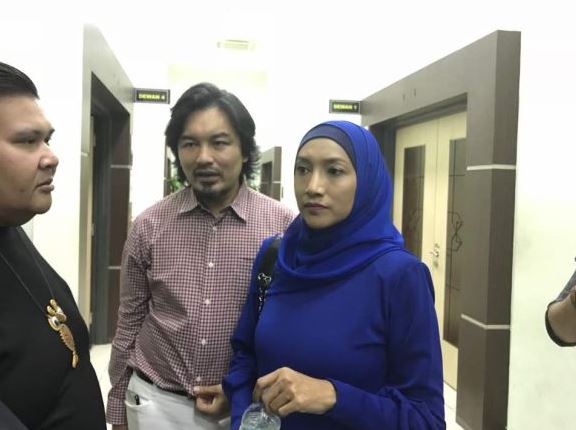 mstar Ziana ditemani adiknya, Anuar Zain.